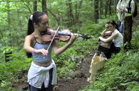 Girl plays violin for soul of dead father at JAL crash site
